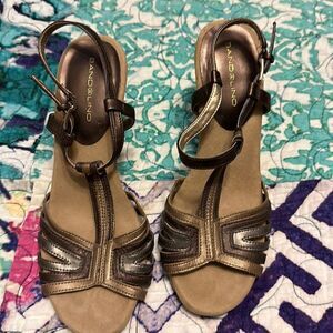 It’s sandals in gold bronze and silver